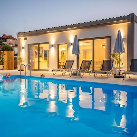 Halaro Villa Йерані Екстер'єр фото